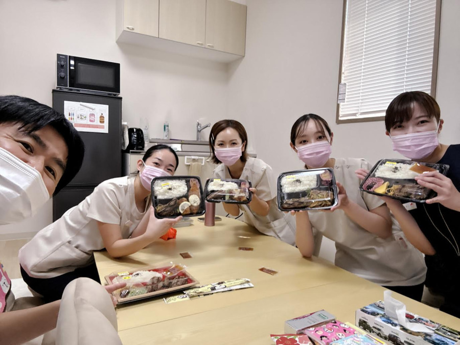 楓の森歯科クリニックの写真5枚目：院内勉強会の日はお弁当が出ます！！お弁当でエネルギーをチャージしてます♪