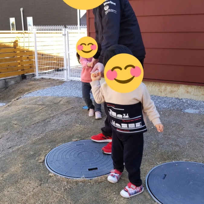 児童発達支援事業所chouchou本庄の写真9枚目：外で自由遊び