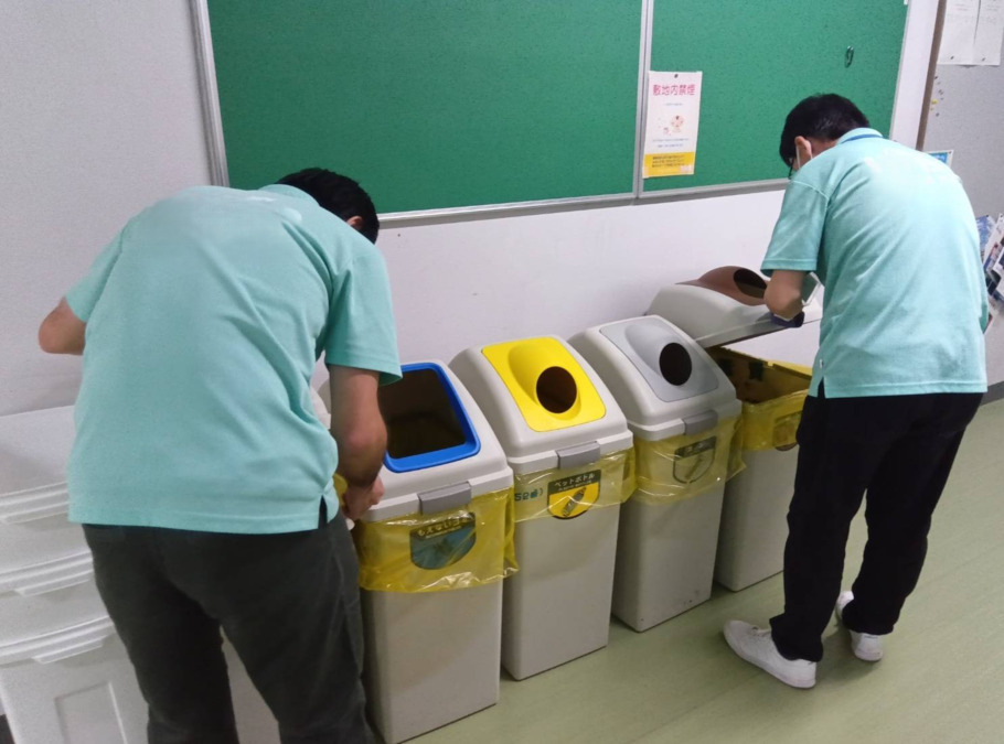 就労継続支援A型作業所 ハートジョブの写真4枚目：施設外で頑張る利用者さん！