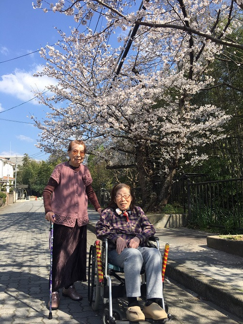 小規模多機能ホームまごころ大久保（介護職/ヘルパーの求人）の写真3枚目：事業所まわりを散歩中♪