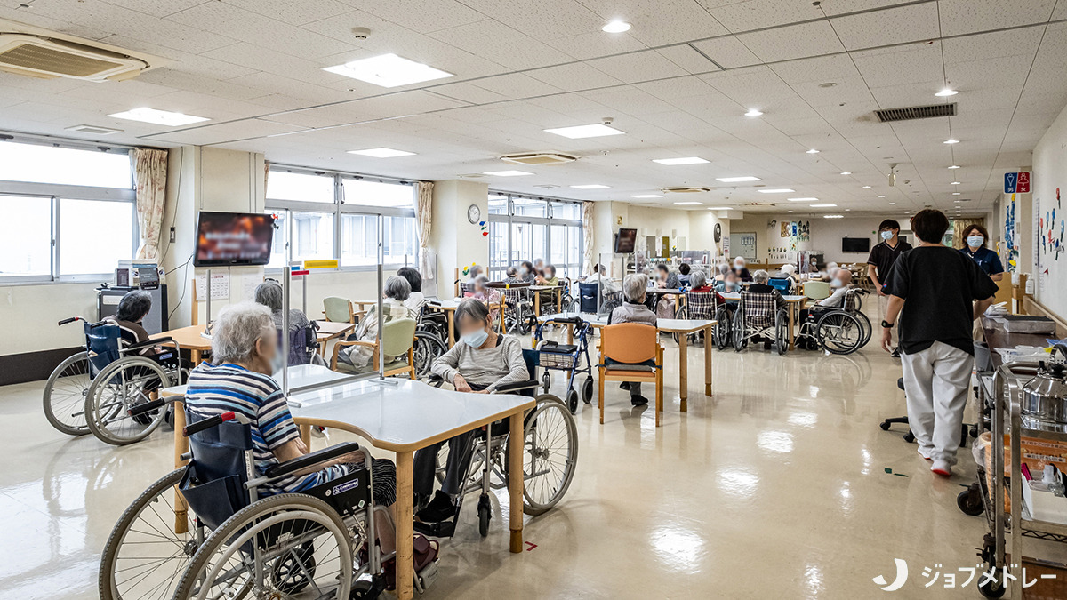介護老人保健施設ヒューマンライフ富士（介護職/ヘルパーの求人）の写真6枚目：広々とした食堂です