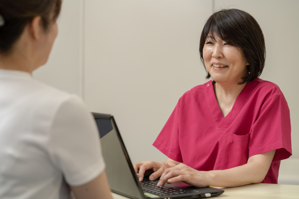 医療法人ウェルビー なかむらレディースクリニック(看護助手の求人)の写真2枚目:患者様へ治療の流れやスケジュールを説明