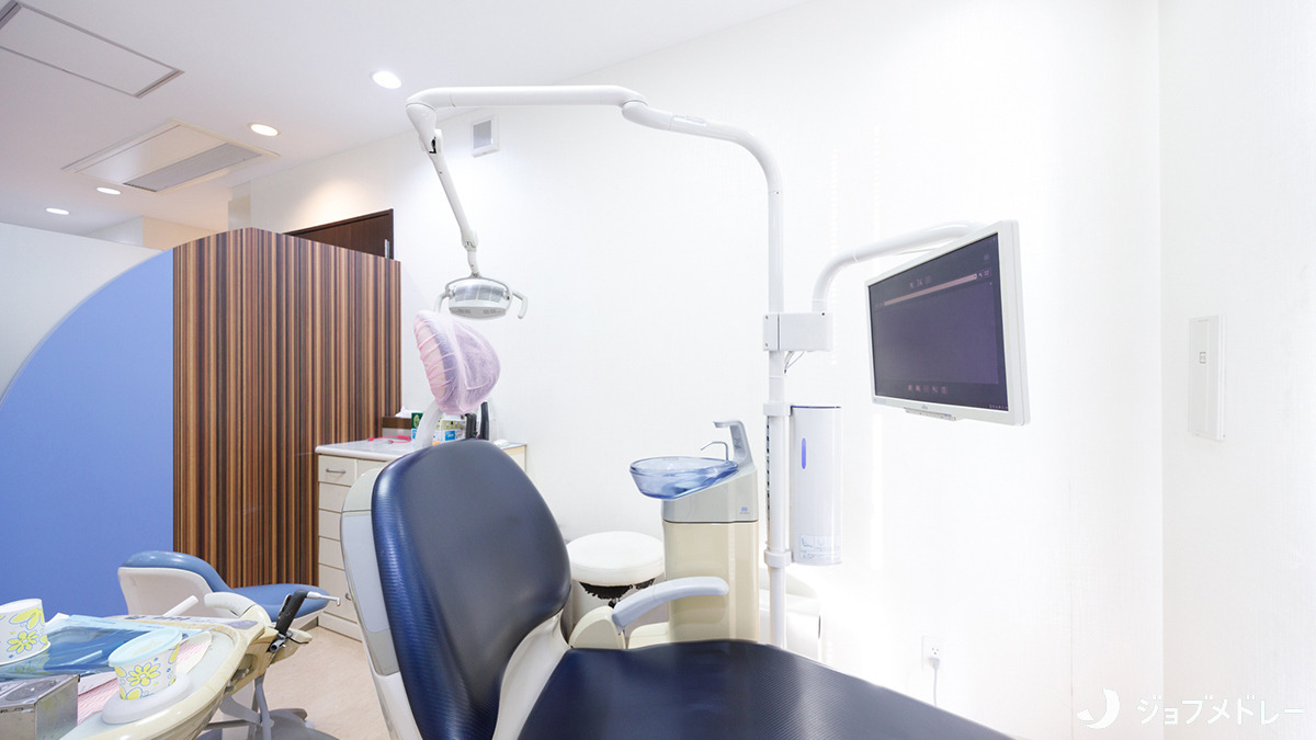 なかのべ歯科医院(歯科医師の求人)の写真11枚目:ユニットにはモニターを設置し、丁寧な説明を行っています