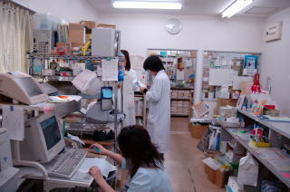 ちどり薬局（薬剤師の求人）の写真2枚目：スタッフの働いている場面です♪
