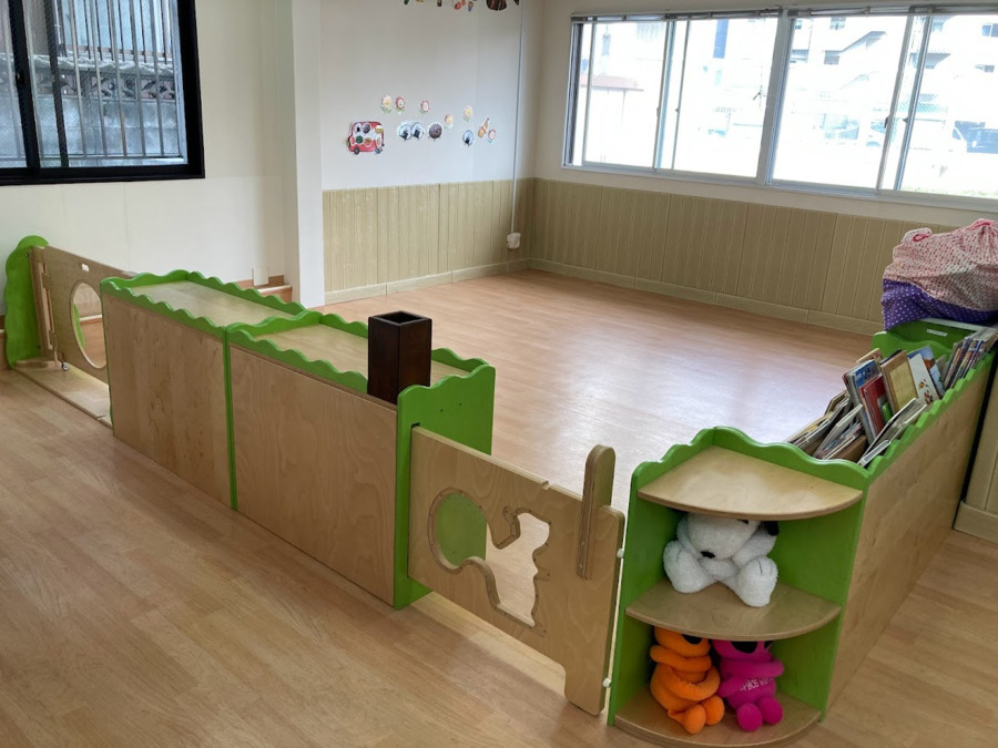 あじや保育園Anera～アネラ～の写真8枚目：広々とした保育施設でコーナー保育も行っています。