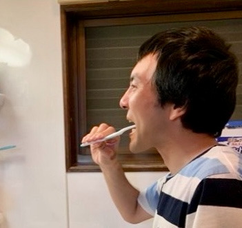 ケアホームひまわり 第二ひまわり（生活支援員の求人）の写真5枚目：利用者さんの歯磨き：日課の身だしなみもサポートしています