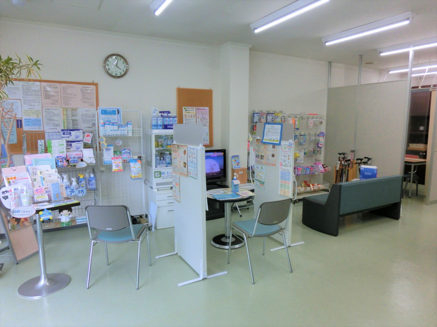 みやこ薬局 薬大前店（調剤事務の求人）の写真2枚目：待合室