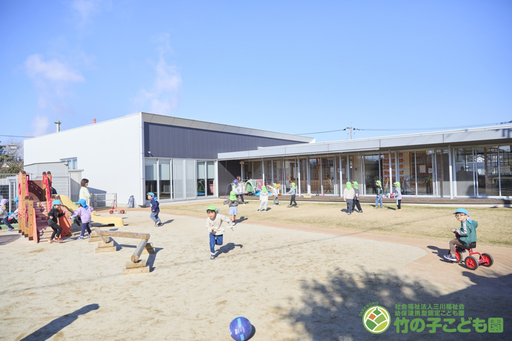 竹の子こども園(幼保連携型認定こども園)の写真5枚目:ゆったりとした園庭は、ウッドデッキ・芝生・ゴムチップ・砂地に分かれています。