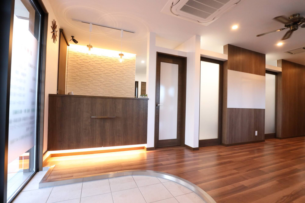 相模原まなべ歯科の写真5枚目:白と茶色で落ち着いた雰囲気の院内です!