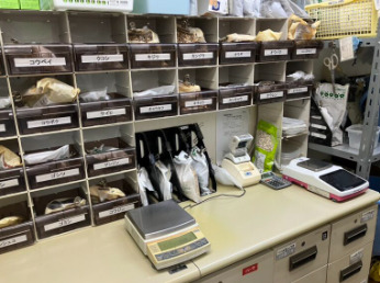 ジャパンファーマシー薬局　鳳駅前店（薬剤師の求人）の写真4枚目：鳳駅前店　調剤室2