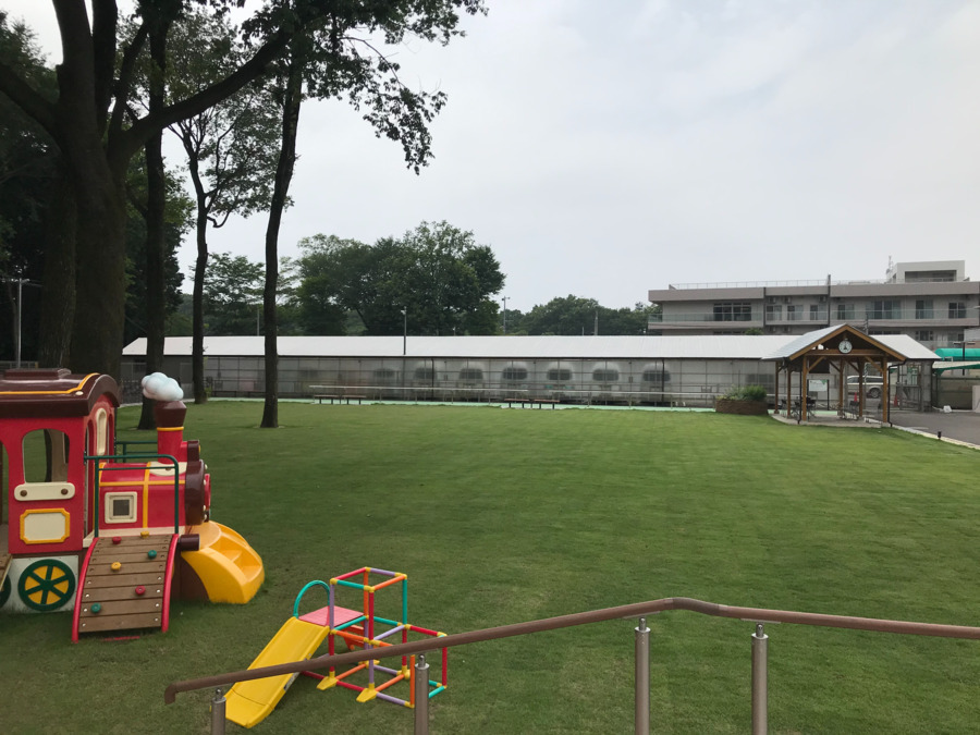 ひまわり保育園の写真2枚目：令和元年にオープンしたリハビリロード。天気が良い日は広場で遊んでいます。