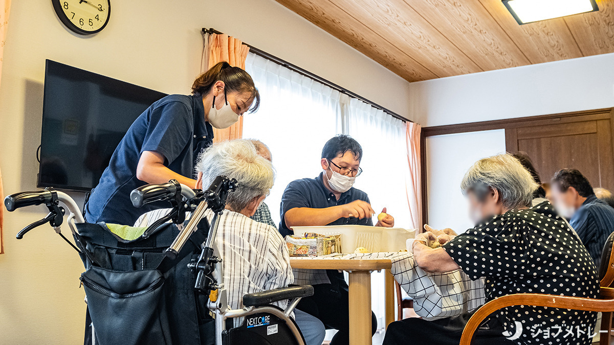 認知症対応型通所介護施設 ここらしさの写真10枚目：お食事づくりを行っています