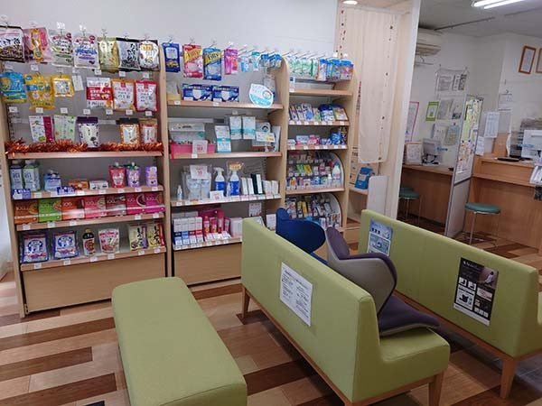 株式会社アイセイ薬局　アイセイ薬局　国領店（薬剤師の求人）の写真2枚目：アイセイ薬局　国領店の内観