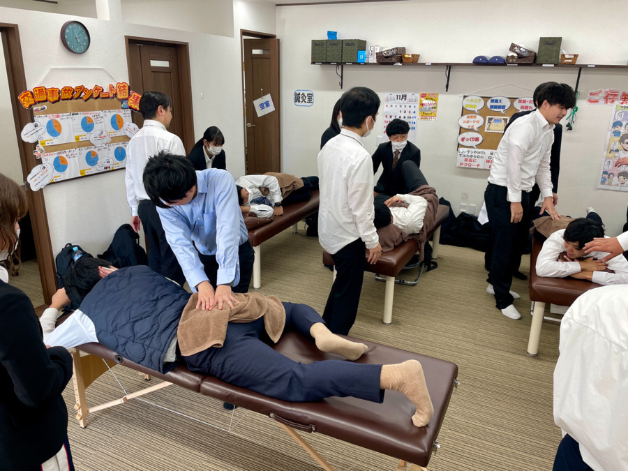 志木たいよう整骨院の写真7枚目：【技術研修】実技の研修が豊富です！日々の営業時間内に練習の時間が組み込まれてます