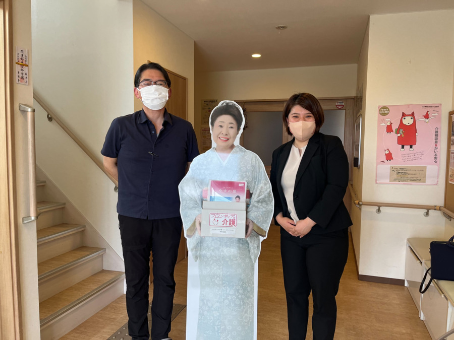 フロンティアの介護　グループホームやすの憩（介護職/ヘルパーの求人）の写真9枚目：左管理者の杉山です！右人事担当！ご応募お願いします＾＾