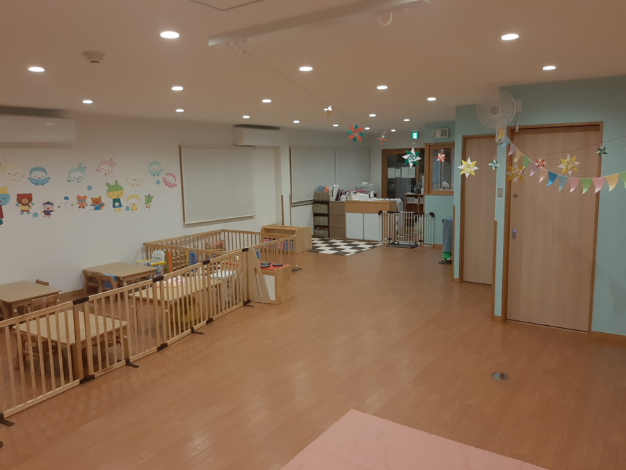 ぱれっと園~おがき~の写真:天気の良い日は光が差し込み、とても明るい保育室です。正面の窓が南向きになります。