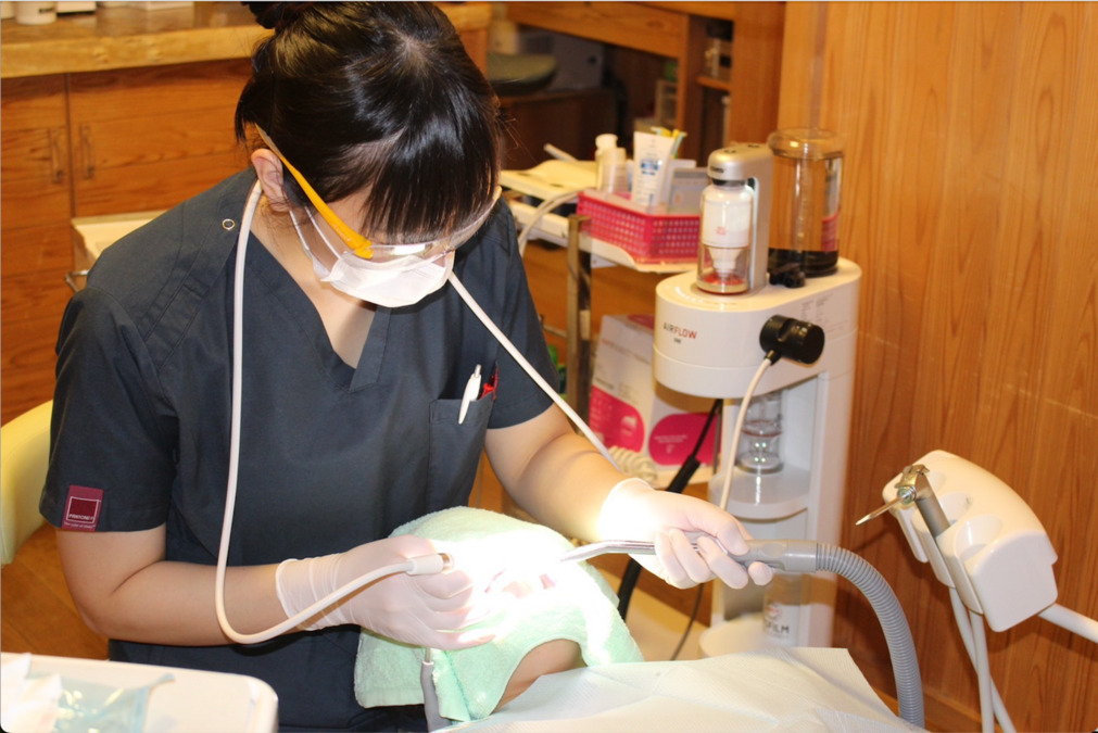 みどりの杜歯科クリニック（歯科衛生士の求人）の写真6枚目：エアフローで快適なクリーニングを受けて頂いています。