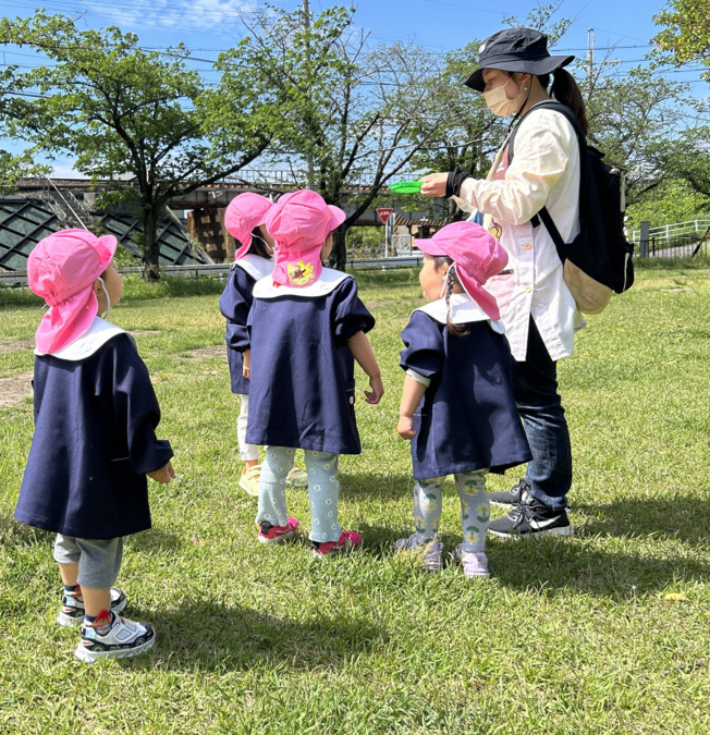 永和保育園（保育士の求人）の写真4枚目：しゃぼん玉だあ！早くやりた～い！！