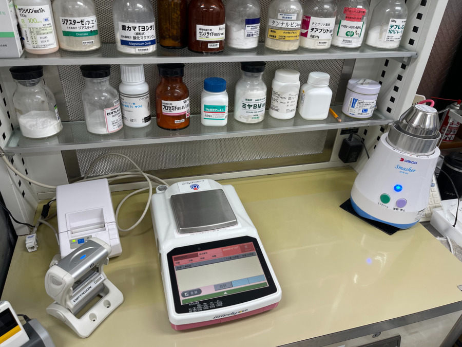 いずみ薬局（薬剤師の求人）の写真8枚目：散剤・粉砕調剤用設備