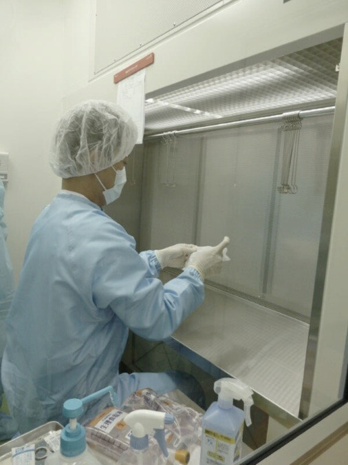 会営薬局佐谷田店（調剤事務の求人）の写真3枚目：無菌調剤室の様子
