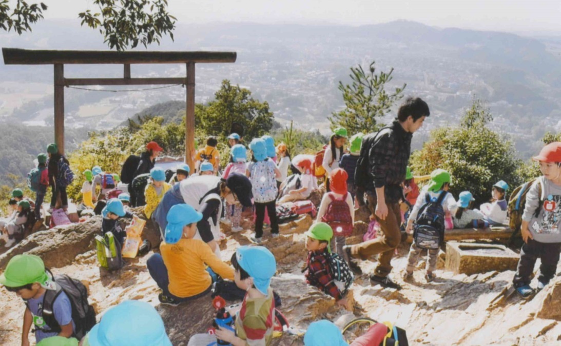 フレンド認定こども園の写真11枚目：日和田山登山遠足の様子です