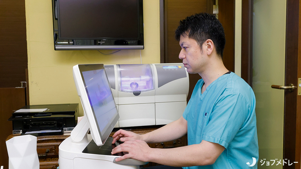 医療法人社団信和会 ミズキデンタルオフィス(医療事務/受付の求人)の写真13枚目:コンピュータ上で患者さんに適した治療計画を検討しています