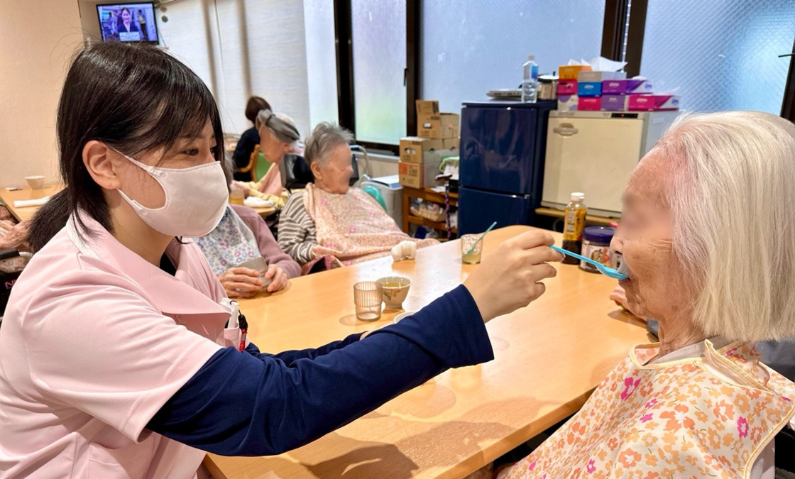 有料老人ホームサンビレッジ三鷹（看護師/准看護師の求人）の写真7枚目：お食事介助