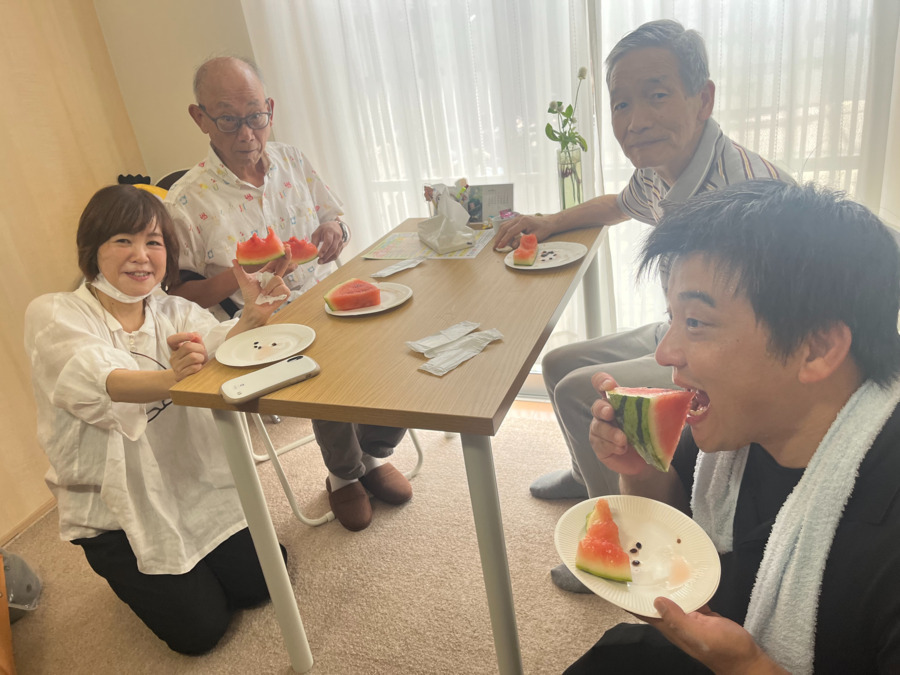 ヘルパーステーション遊歩(介護職/ヘルパーの求人)の写真4枚目:毎年恒例のスイカ割りの様子です。
割ったスイカをみんなでいただきました。