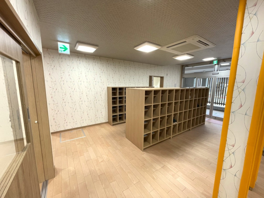 大洲保育園（社会福祉法人すくすくどろんこの会）【2025年04月01日オープン】（保育士の求人）の写真2枚目：きれいな玄関でお出迎え＊
