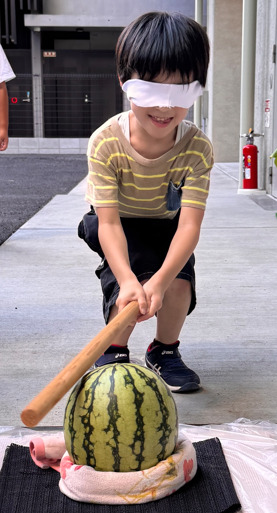 株式会社きみそら共育研究所 きみそらBase(保育士の求人)の写真4枚目:夏休み期間でスイカ割りにチャレンジ♪