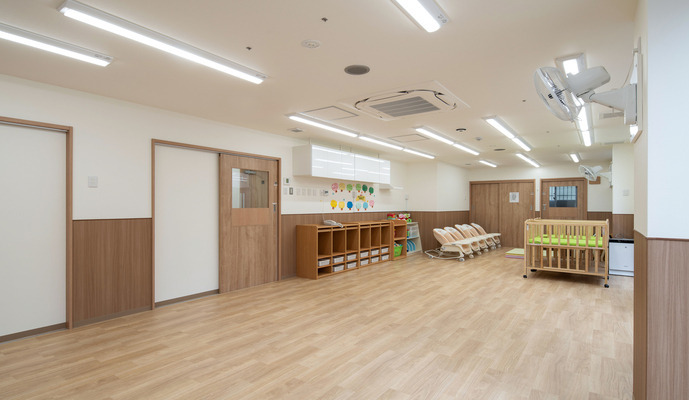 ソラスト大戸保育園（保育士の求人）の写真6枚目：清潔感のある広々とした開放的な空間で、のびのびと保育に専念できます（大戸）