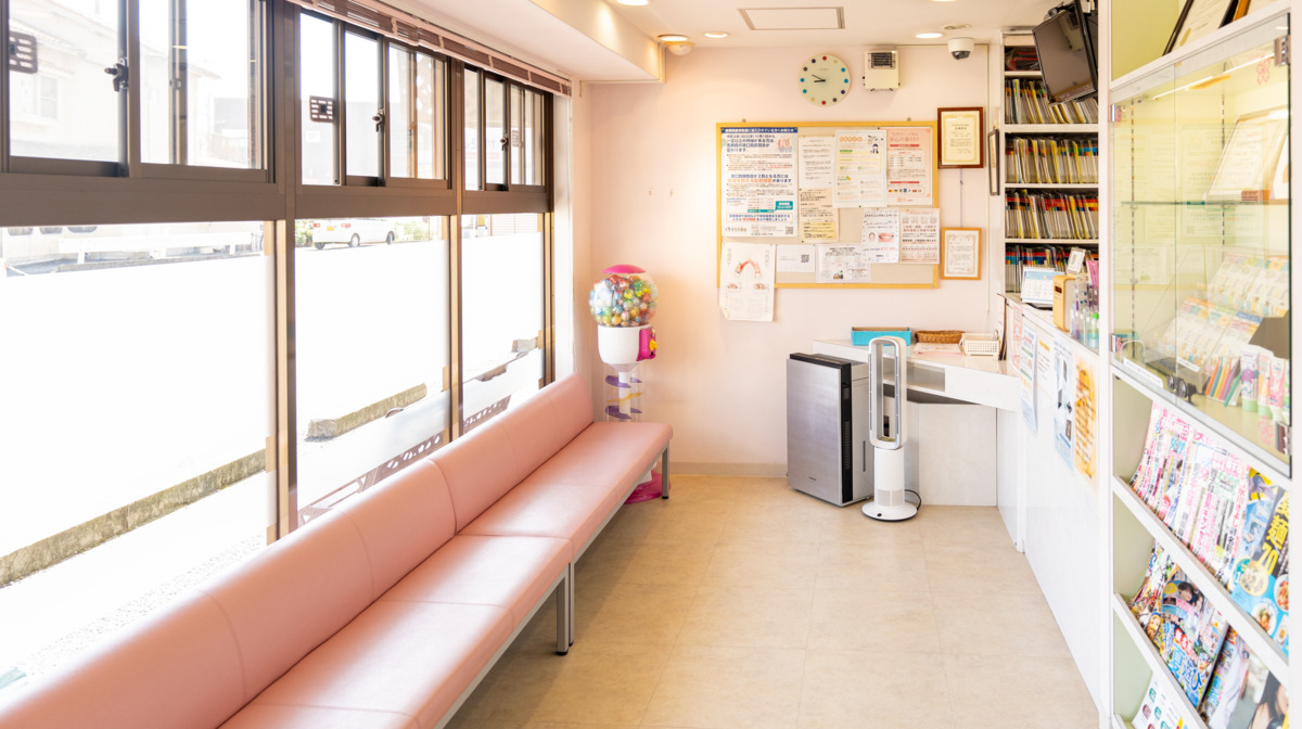 医療法人 倖和会 さくら歯科（歯科衛生士の求人）の写真2枚目：待合・受付です。
リラックスできる空間を演出しています。
