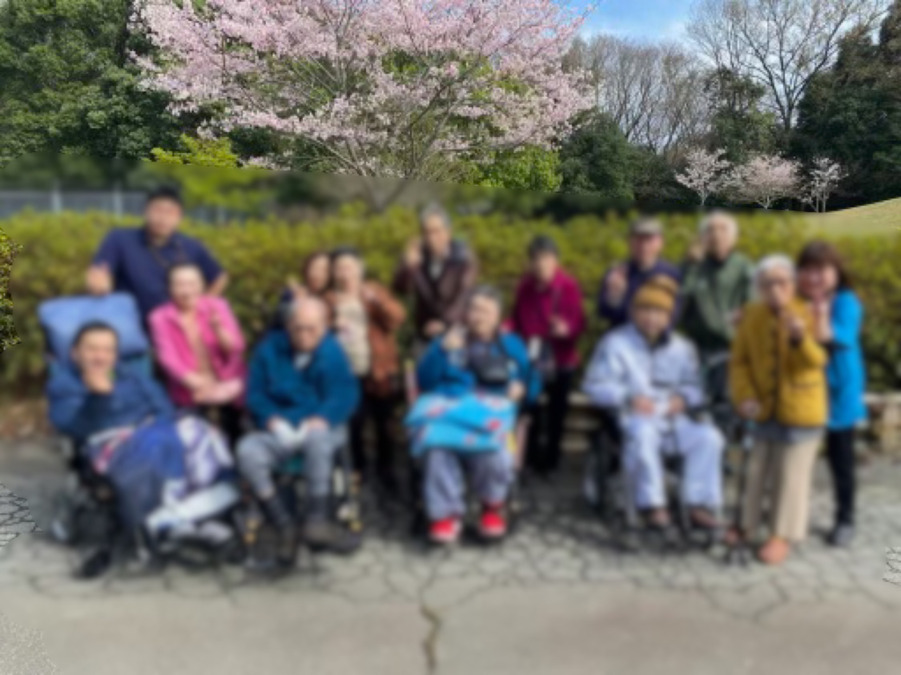 フレアス看護小規模多機能水戸（看護師/准看護師の求人）の写真3枚目：ご家族も一緒に外出レク♪モザイクで表情をお見せできないのが残念！