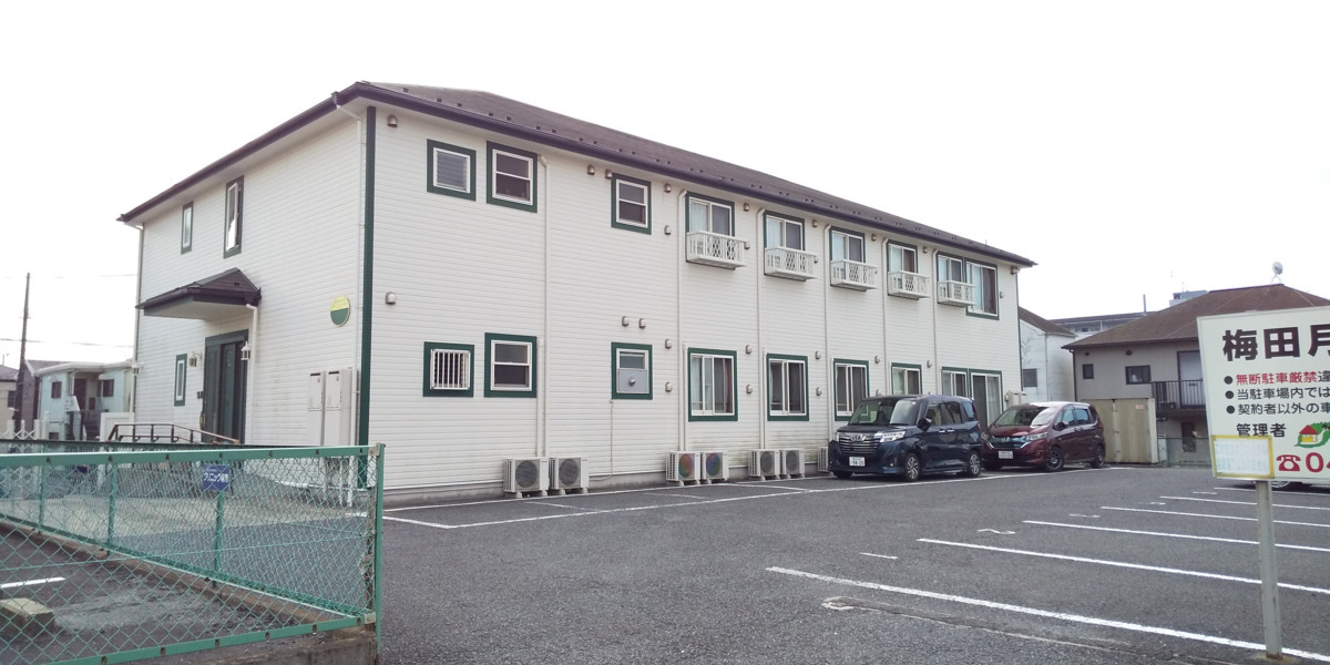 グループホームいずみ(介護職/ヘルパーの求人)の写真2枚目:白を基調にした木造2階建ての建物です