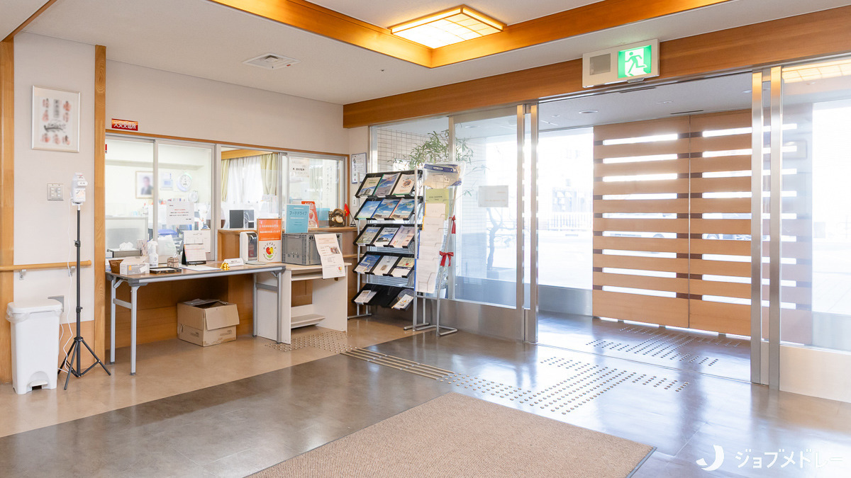 特別養護老人ホーム和の里(管理職(介護)の求人)の写真5枚目:明るいエントランスです