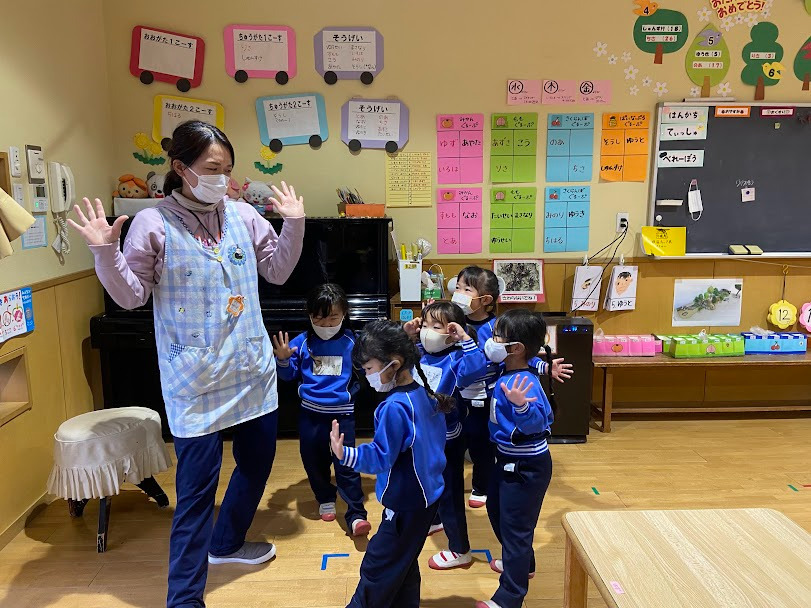 幼保連携型認定こども園岩舟幼稚園(保育士の求人)の写真3枚目:先生とダンス
