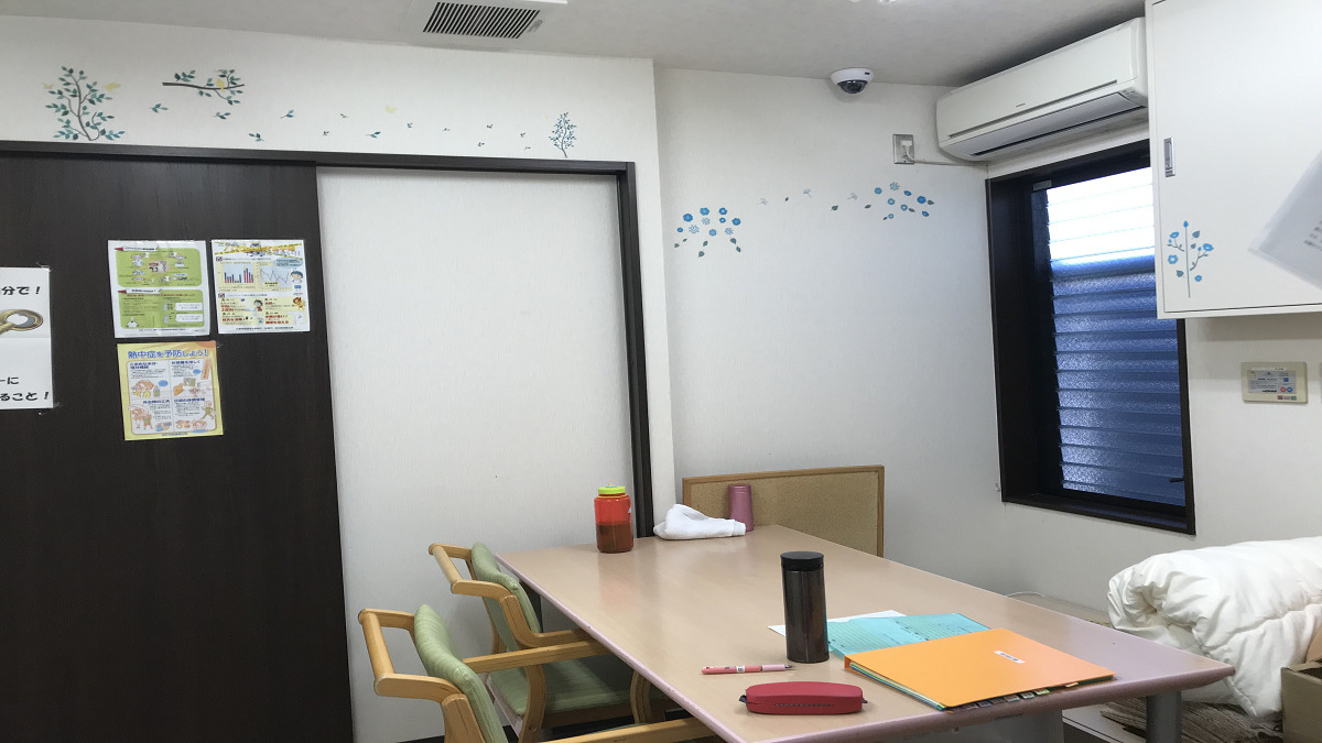 まんてん堂グループホーム すま飛松（介護職/ヘルパーの求人）の写真4枚目：ケアプランの作成は事務所で行います。別室で集中して行えますよ！