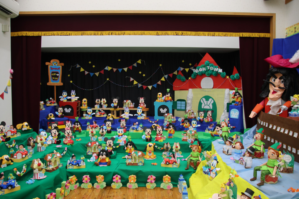 中島こども園(保育士の求人)の写真11枚目:作品展10月末ー昨年度のテーマは「ディズニー」