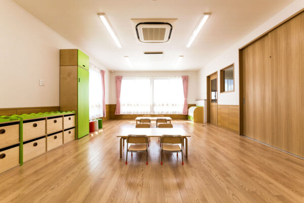 やまざき杜の保育園（保育士の求人）の写真2枚目：0歳～2歳の子どもたちが楽しく過ごしています♪