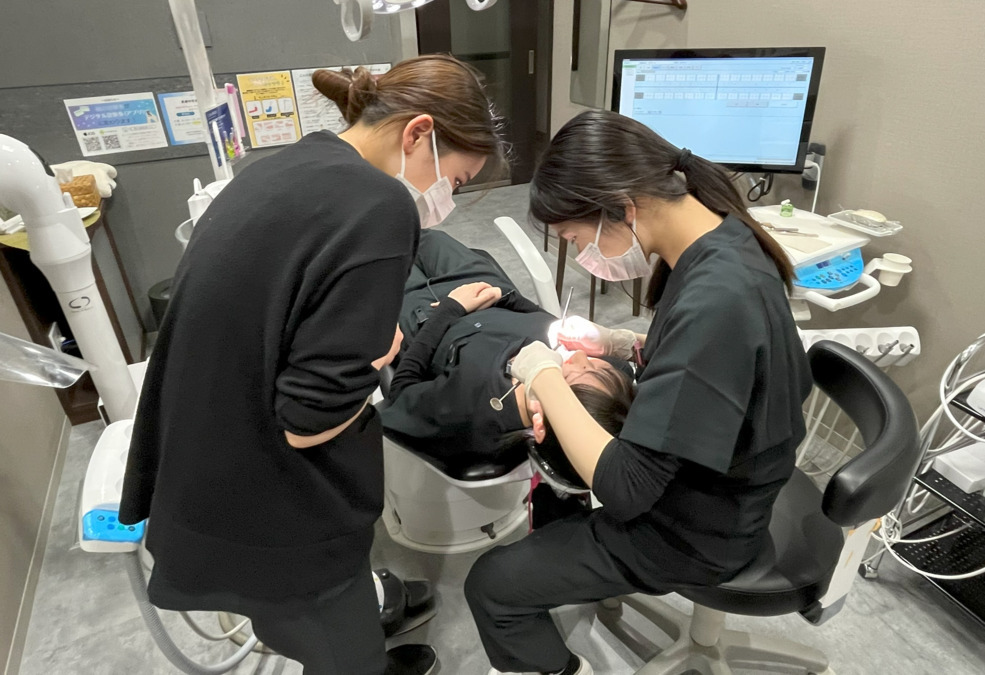せきかつひろ歯科口腔クリニック（歯科衛生士の求人）の写真10枚目：先輩スタッフとペアになり、マンツーマンでの教育体制で技術指導や練習を行います