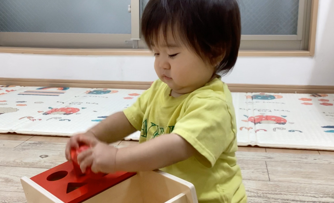 アベニール保育園（保育士の求人）の写真8枚目：0歳児　座れるようになったら、おしごとにも取り組みます♪