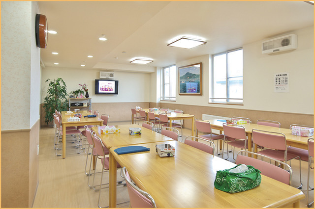住宅型有料老人ホーム 秀楽園(介護職/ヘルパーの求人)の写真2枚目:明るく清潔感のある食堂を完備しています!職員も1食300円で利用できます☆彡