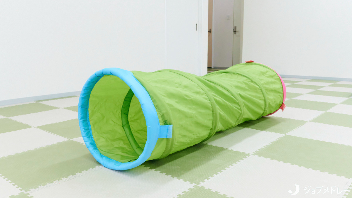 運動発達支援スタジオ笑みりぃ~東住吉(保育士の求人)の写真6枚目:くぐって遊ぶトンネルです