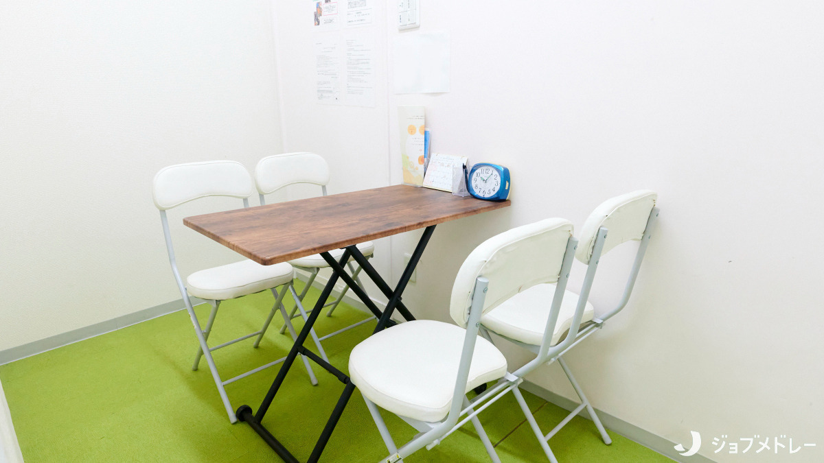 運動発達支援スタジオ笑みりぃ~東住吉(保育士の求人)の写真9枚目:プライベートに配慮した相談室です