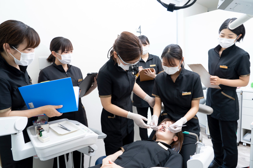 医療法人社団さくら会　大橋歯科医院（歯科衛生士の求人）の写真13枚目：フリーランスの衛生士の先生から定期的に指導を受け、臨床現場で成長していきます