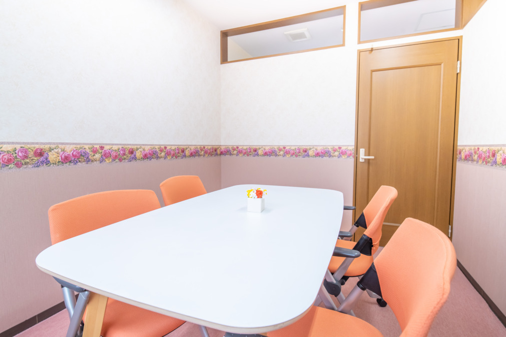 笑みくる訪問看護ステーション（言語聴覚士の求人）の写真2枚目：事務所内（面談室）