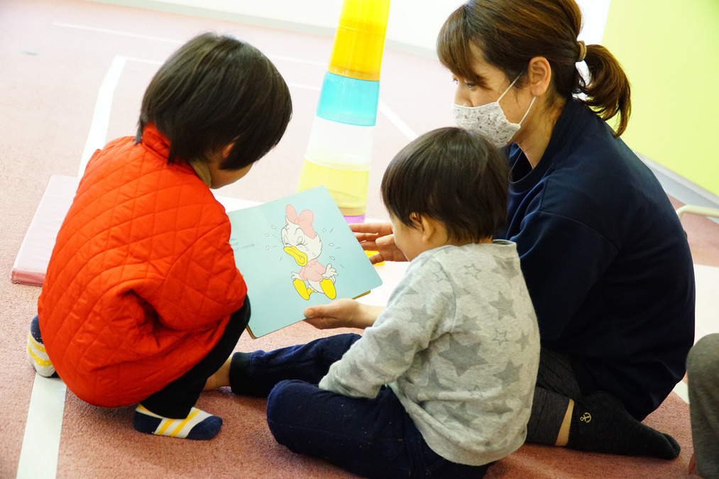 児童発達支援事業所TODAY is NewLife烏山（児童発達支援管理責任者の求人）の写真4枚目：絵本を読んで！と持ってくることも。。