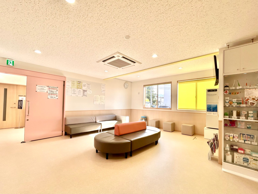 市名坂歯科医院（歯科衛生士の求人）の写真8枚目：温かみのある待合室