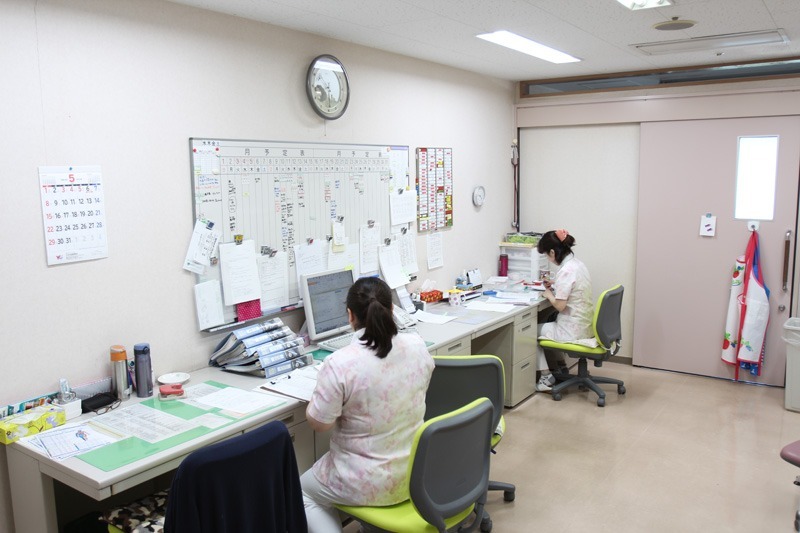 特別養護老人ホームむさしの園の写真4枚目：看護師が日々のご利用者様の体調をチェックします。