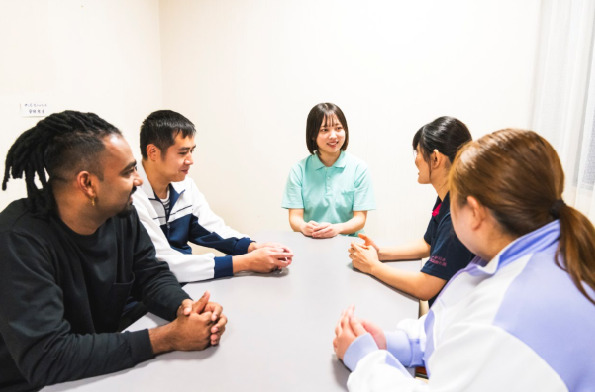 特別養護老人ホーム　深川愛の園（介護職/ヘルパーの求人）の写真3枚目：若い方、資格を持った外国人も活躍中！